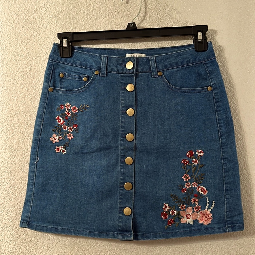 Onehart denim skirt embroidered flowers size M